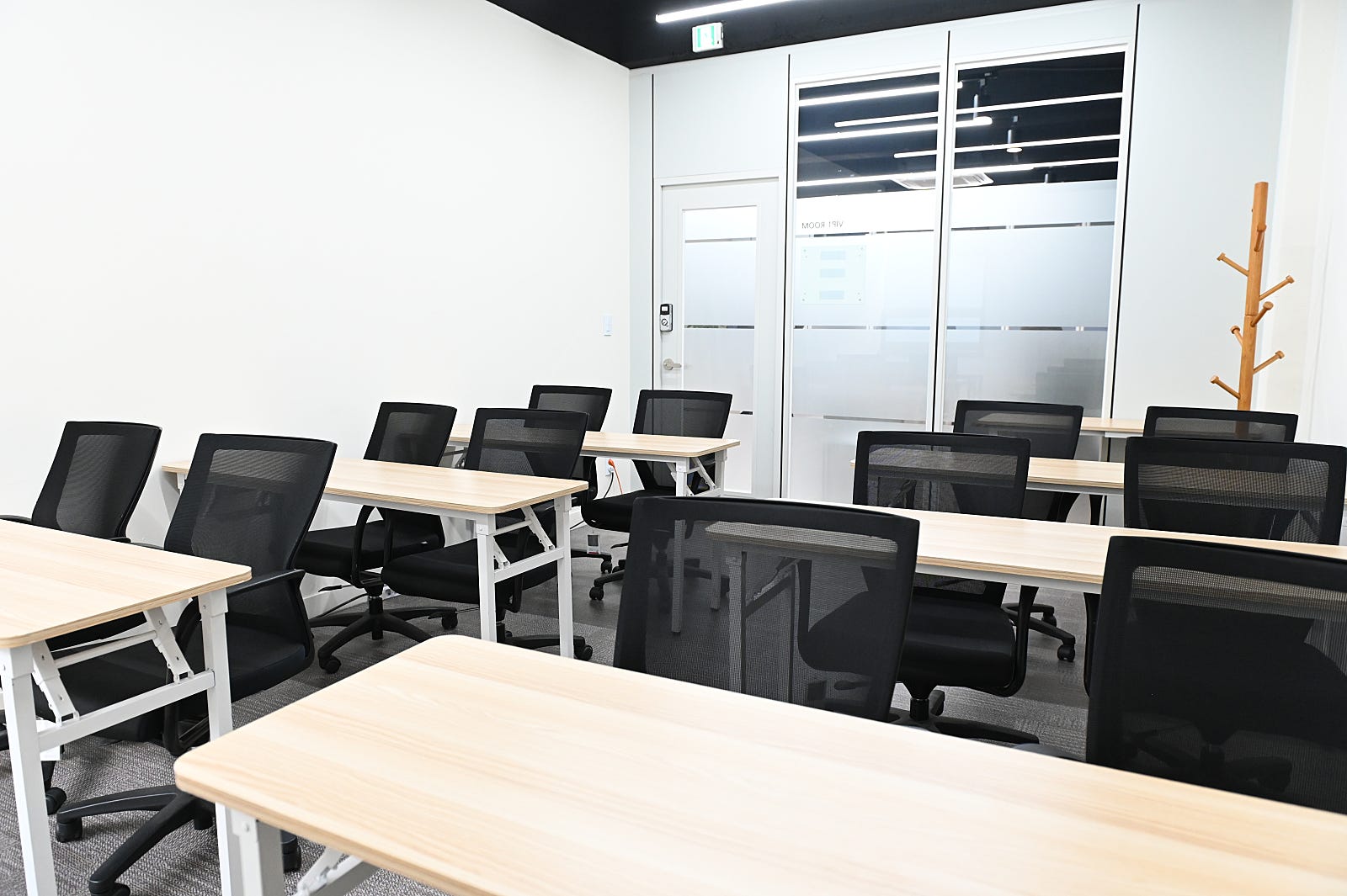 스페이스쉐어 강남센터 VIP룸 측면, VIP 대기실, 강사 대기실, 스텝룸 용도의 편안하고 쾌적한 시설