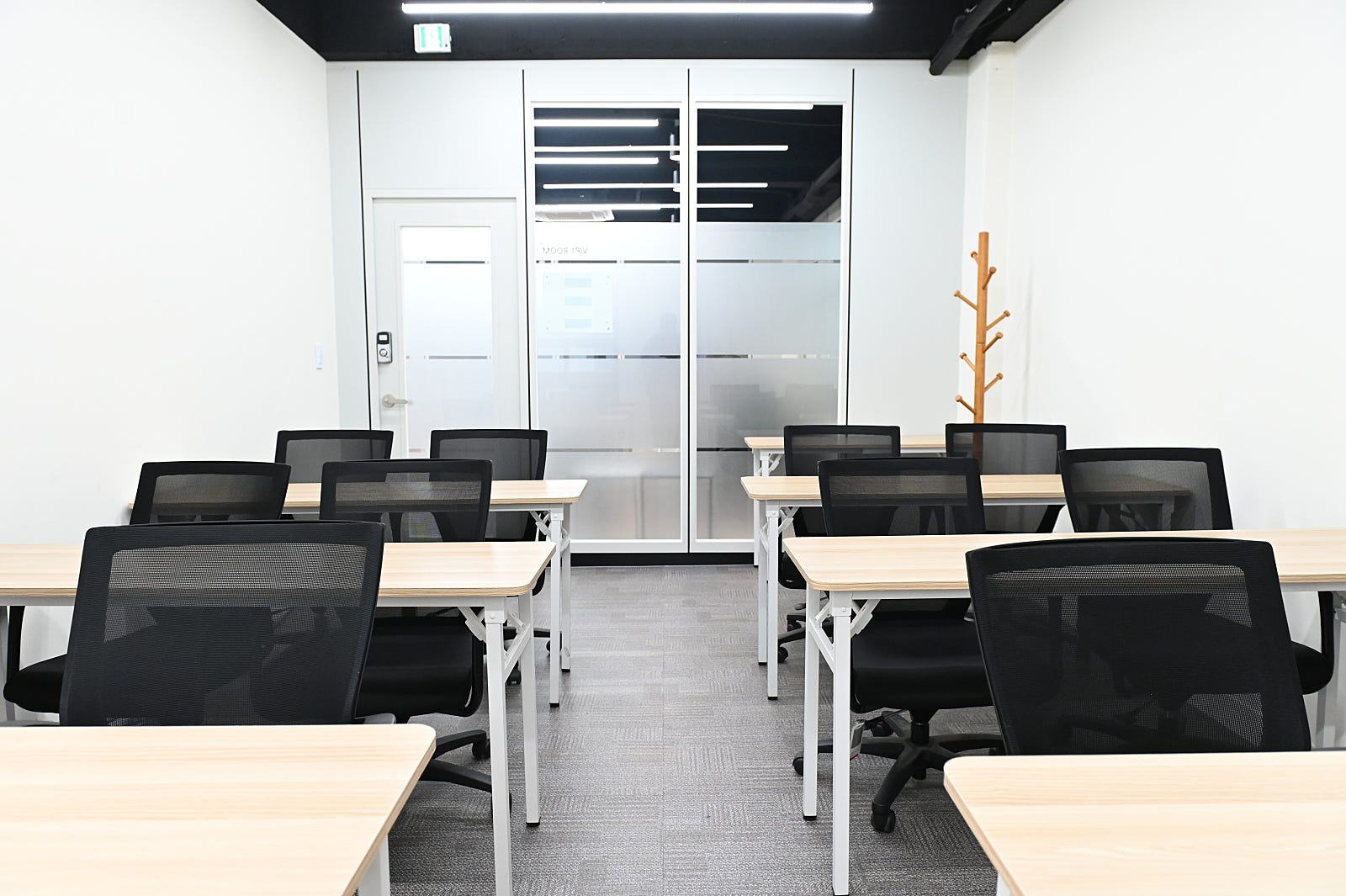 스페이스쉐어 강남센터 VIP2룸, 10명 수용 대기실, 강의용 좌석 배치