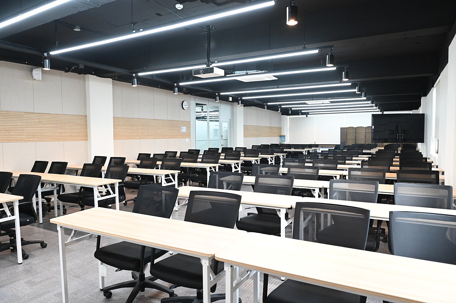 스페이스쉐어 강남센터 비너스홀 전체 전경, 넓은 좌석 배치 및 교육 행사용 공간