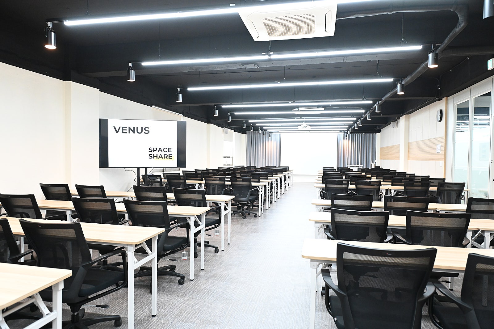 스페이스쉐어 강남센터 비너스홀 내부, 90명 수용 가능한 대형 강의장 및 기업 행사 홀
