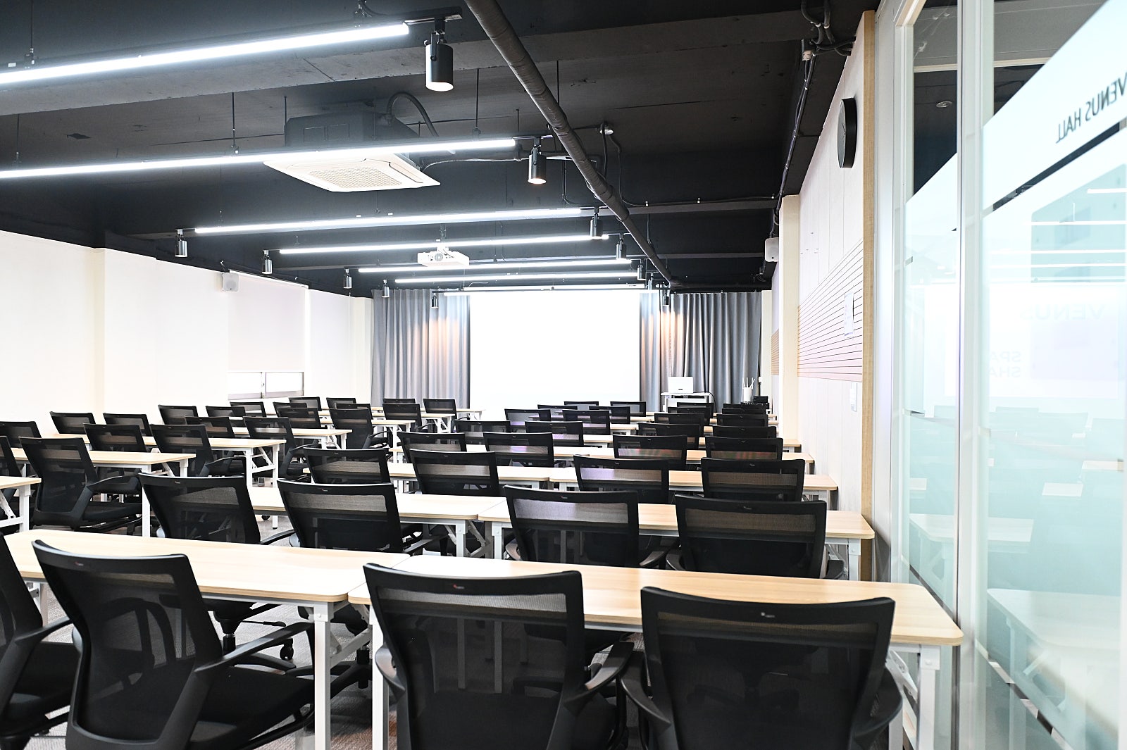 스페이스쉐어 강남센터 비너스홀, 대형 스크린과 음향 시설을 갖춘 강의장 전면