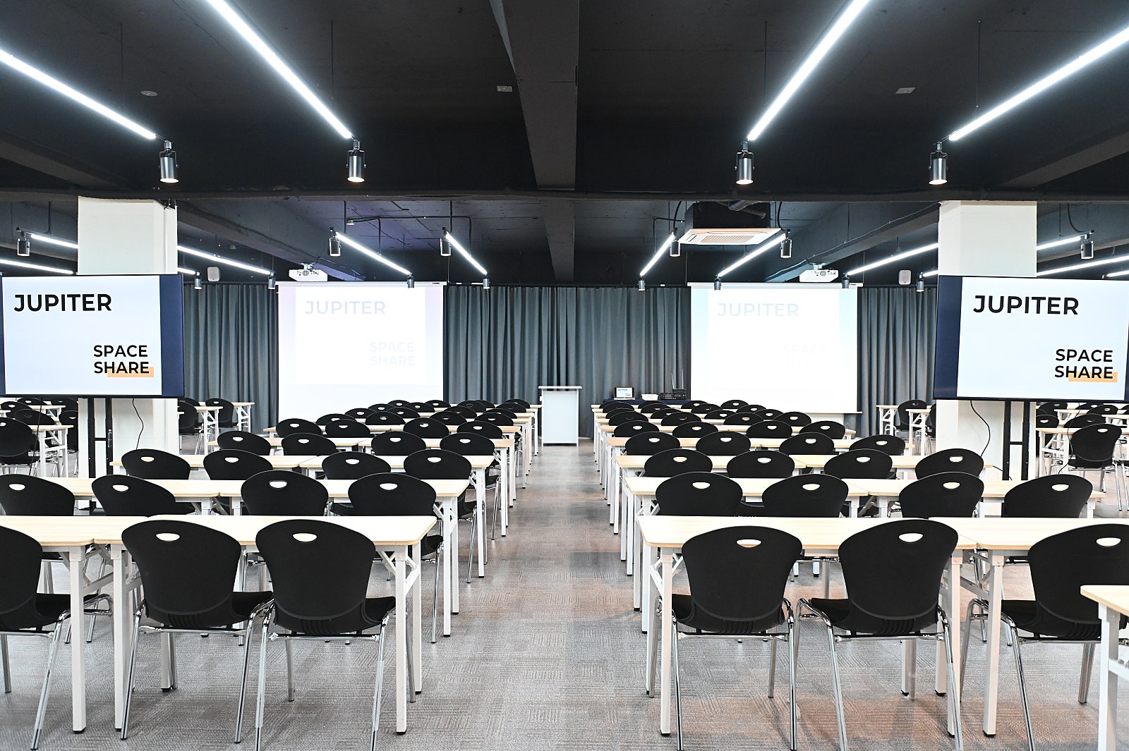 스페이스쉐어 강남센터 주피터홀, 대형 듀얼 스크린과 음향 시설을 갖춘 강의장 전면