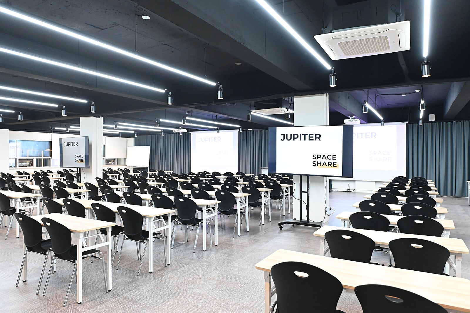 스페이스쉐어 강남센터 주피터홀 측면, 200명 수용 가능한 대형 강의장 및 기업 행사 홀