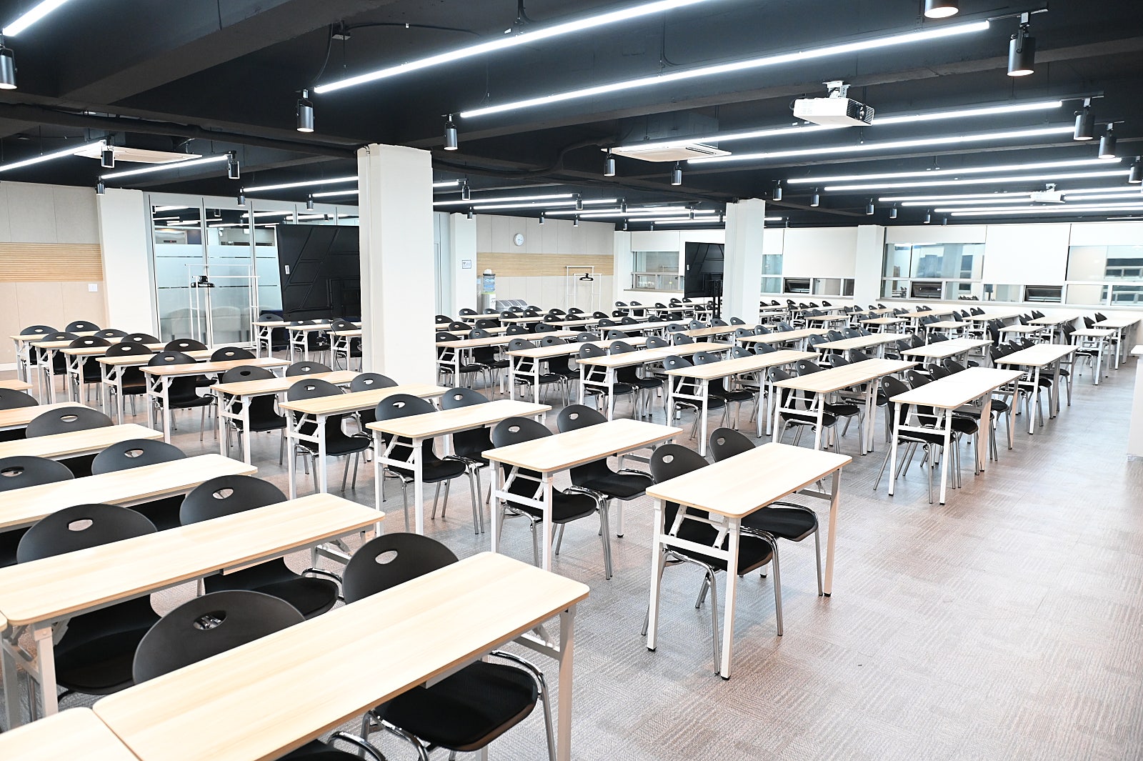 스페이스쉐어 강남센터 주피터홀 전체 전경, 넓은 좌석 배치 및 교육 행사용 공간