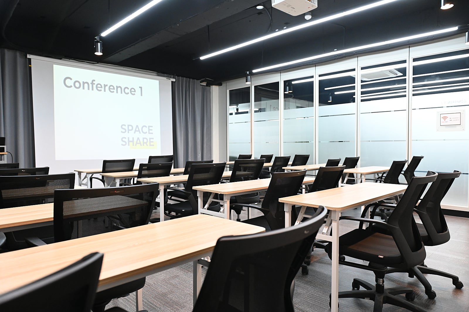 스페이스쉐어 강남센터 컨퍼런스1룸 측면, 30명 행사 가능 중형룸, 교육, 강의, 행사장