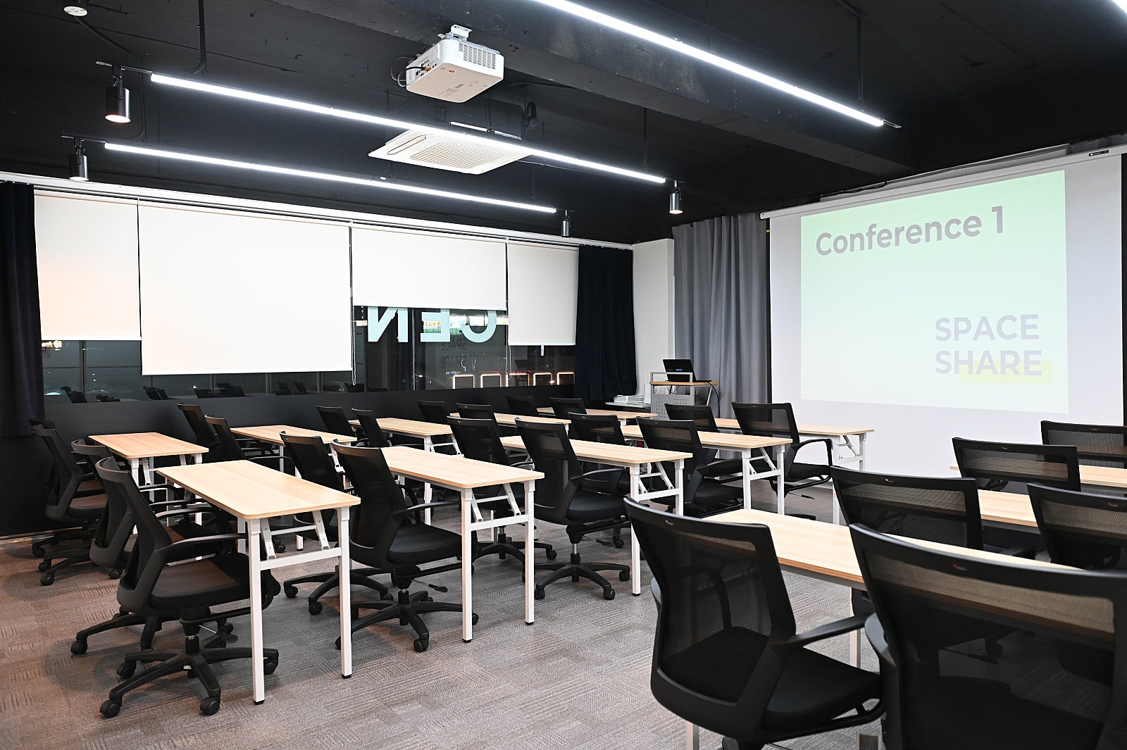 스페이스쉐어 강남센터 컨퍼런스1룸 좌석 배치, 교육생 집중도를 높이는 책상 배열 및 강의장 내부