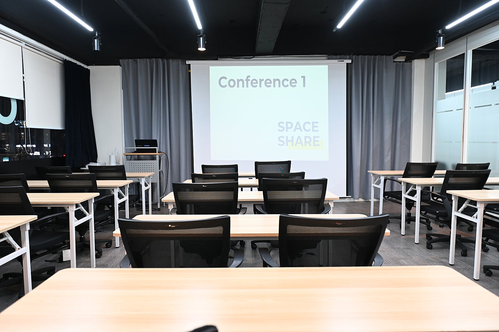 스페이스쉐어 강남센터 컨퍼런스1룸 정면, 스크린 시설,  세미나 및 강의 집중도를 높이는 쾌적한 내부 시설