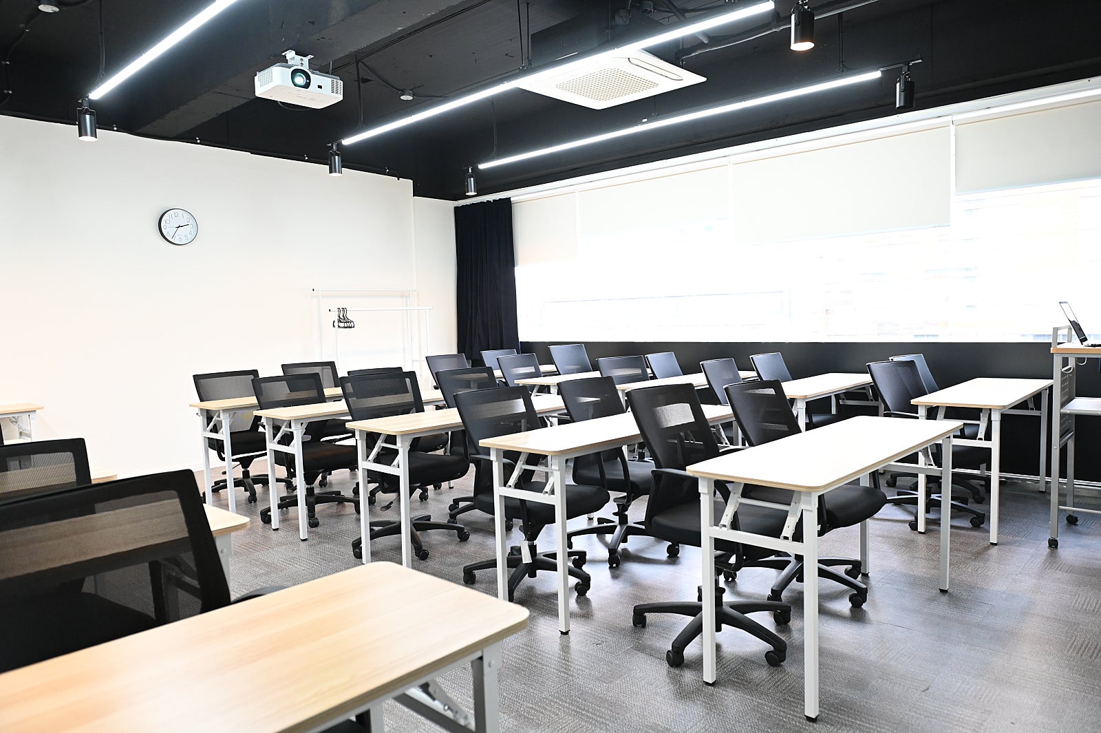 스페이스쉐어 강남센터 컨퍼런스2룸 좌석 배치, 교육생 집중도를 높이는 책상 배열 및 강의장 내부