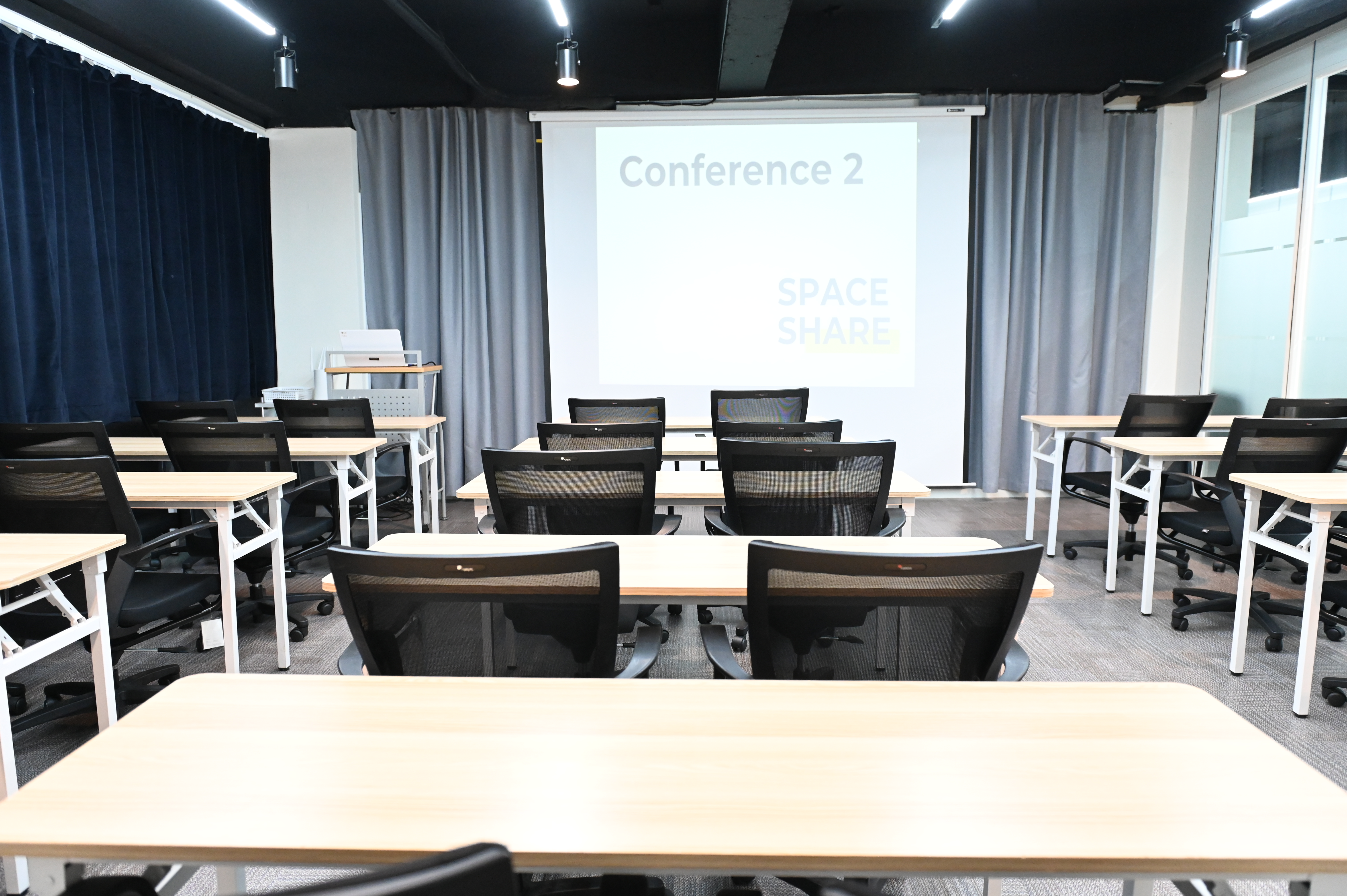 스페이스쉐어 강남센터 컨퍼런스2룸 정면, 대형 스크린과 음향 시설을 갖춘 강의장 전면