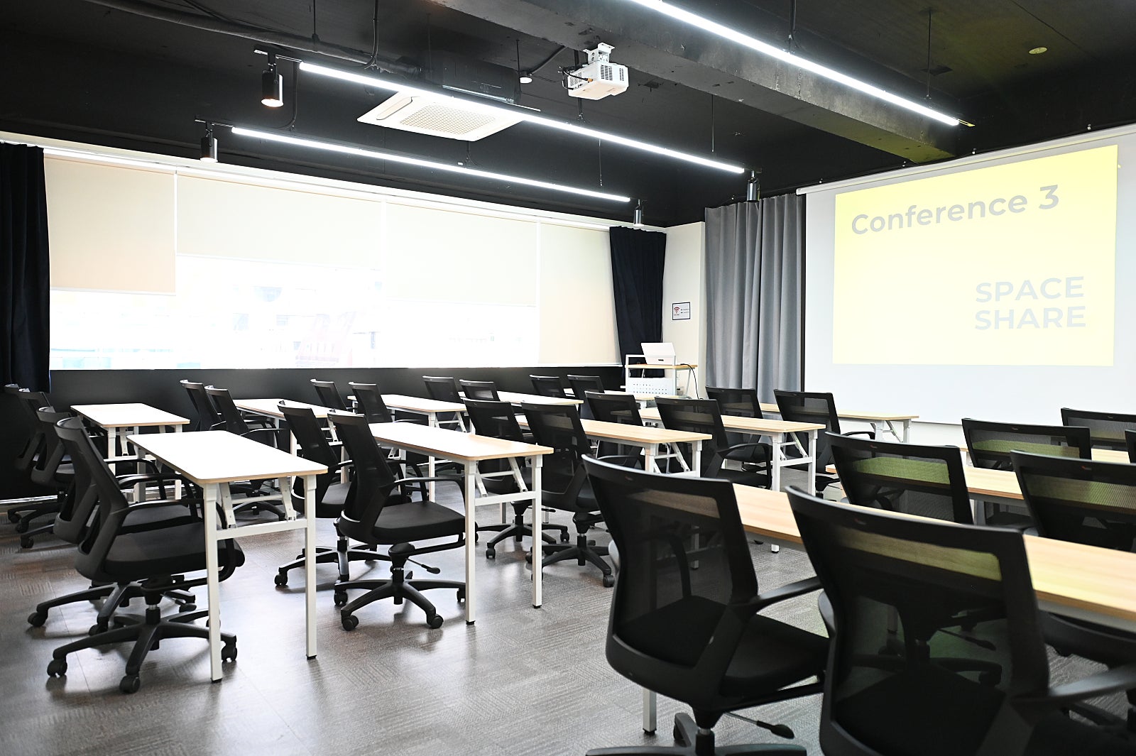 스페이스쉐어 강남센터 컨퍼런스3 측면, 넓은 좌석 배치 및 교육 행사용 공간
