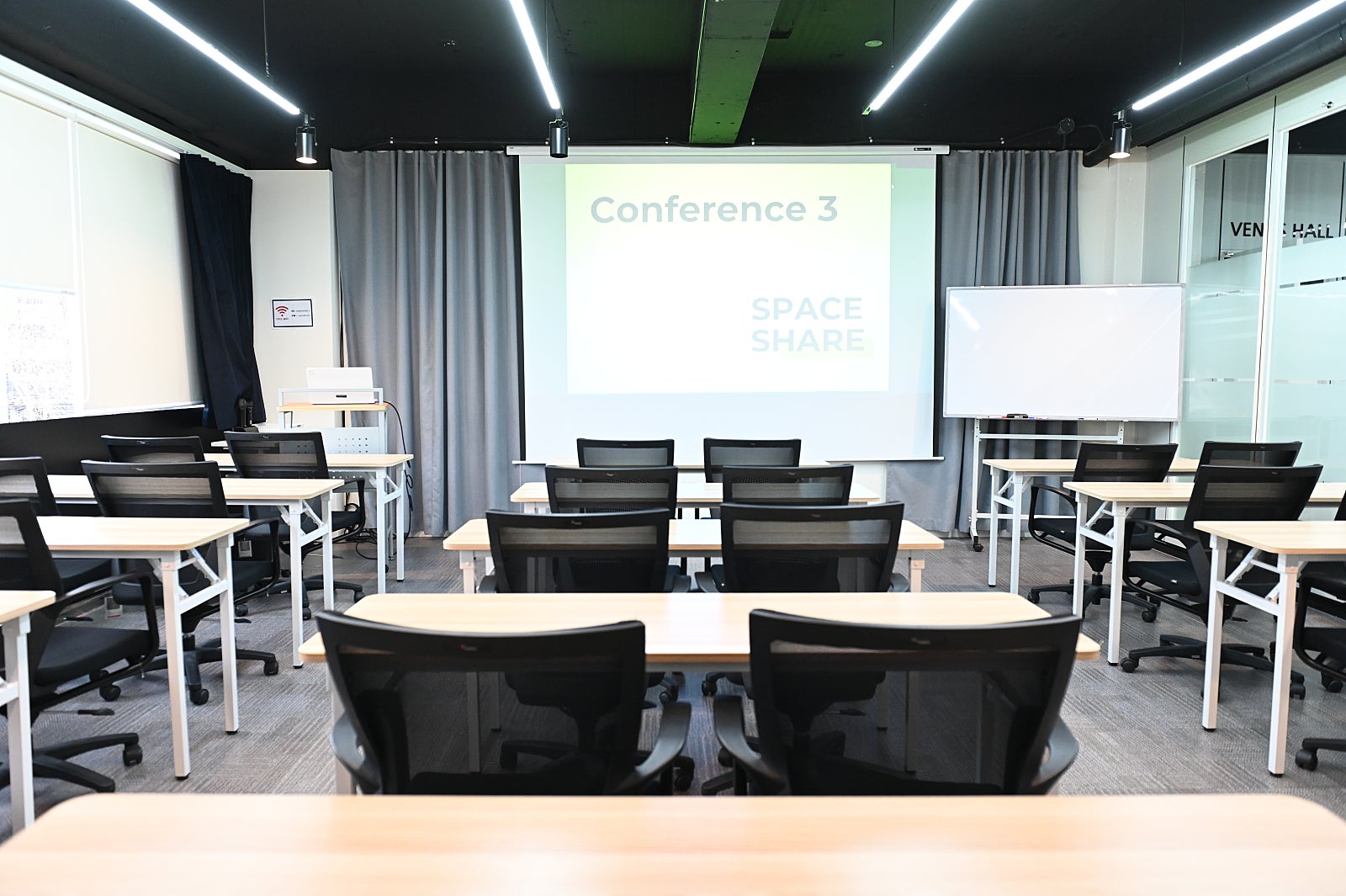 스페이스쉐어 강남센터 컨퍼런스3 정면, 스크린 시설, 20~28명 수용 강의장, 교육, 세미나 행사룸