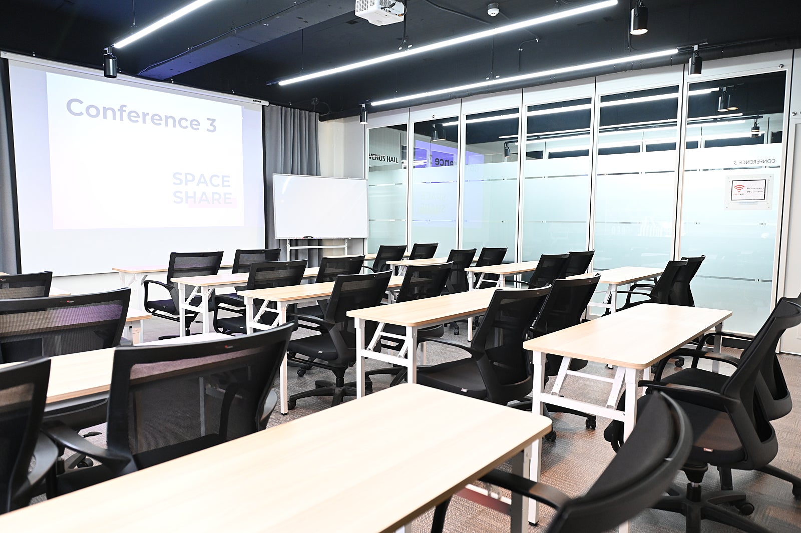 스페이스쉐어 강남센터 컨퍼런스3 좌석 배치, 교육생 집중도를 높이는 책상 배열 및 강의장 내부