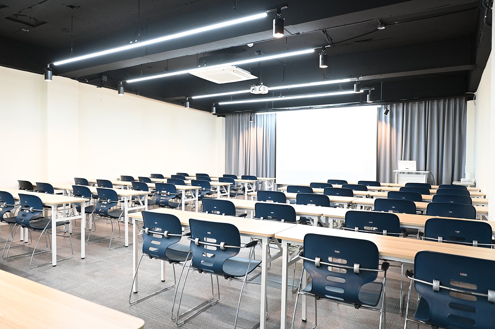 스페이스쉐어 강남센터 컨퍼런스4룸, 대형 스크린과 음향 시설을 갖춘 강의장 전면