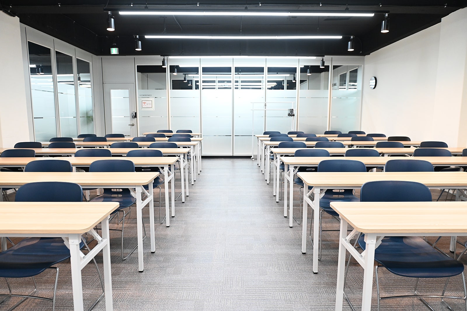 스페이스쉐어 강남센터 컨퍼런스4룸 내부, 세미나 및 강의 집중도를 높이는 쾌적한 내부 시설