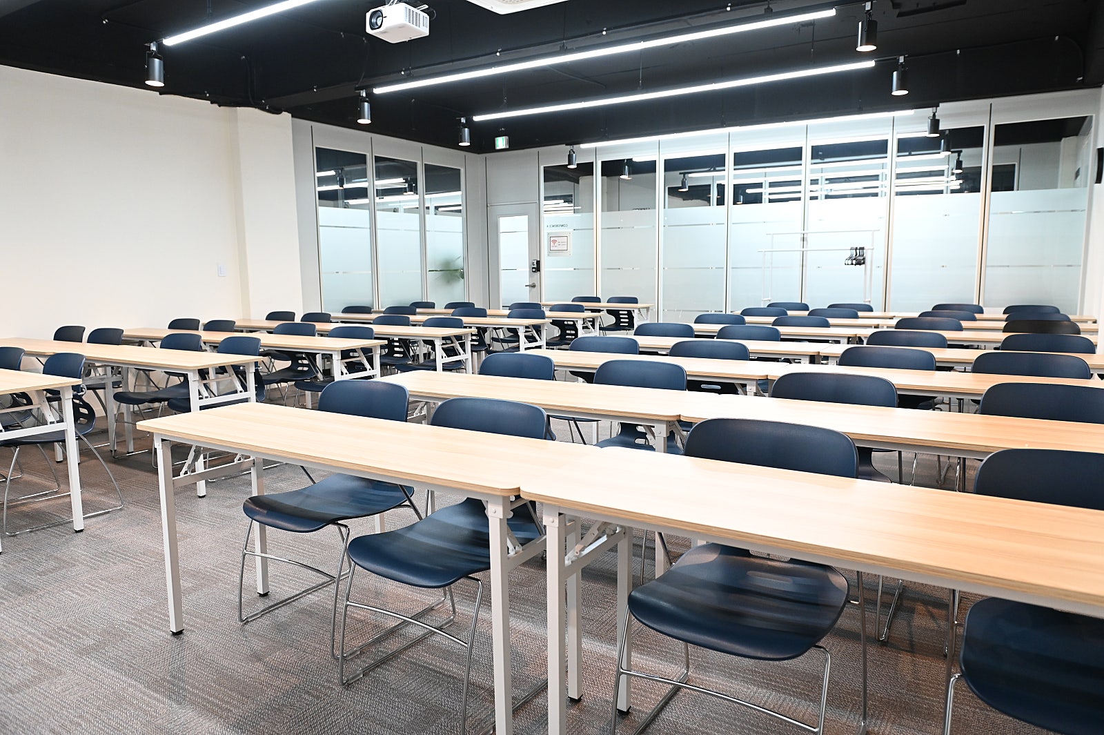 스페이스쉐어 강남센터 컨퍼런스4룸 측면, 50명 수용 가능한 강의장 및 기업 행사 홀
