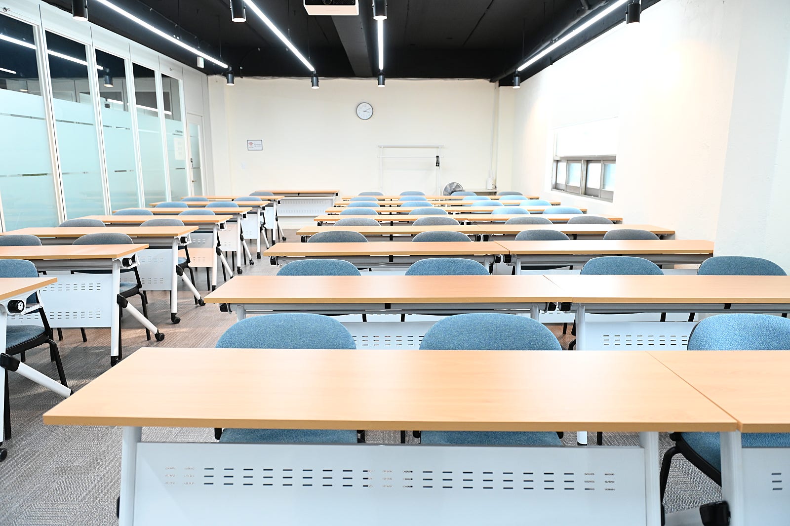 스페이스쉐어 강남센터 컨퍼런스5룸 전체 전경, 넓은 좌석 배치 및 교육 행사용 공간