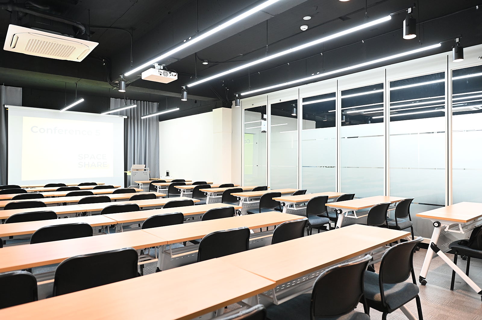 스페이스쉐어 강남센터 컨퍼런스5룸 내부, 대형 스크린과 음향 시설을 갖춘 강의장