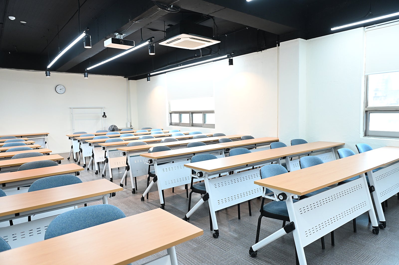 스페이스쉐어 강남센터 컨퍼런스5룸 측면, 48명 수용 가능한 강의장 및 기업 행사 홀