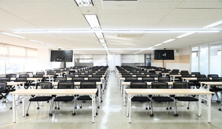 서울역인근에서 쉽게 찾기 어려운 100명 이상 수용가능한 대규모 강의장을 갖춘 스페이스쉐어 서울역센터