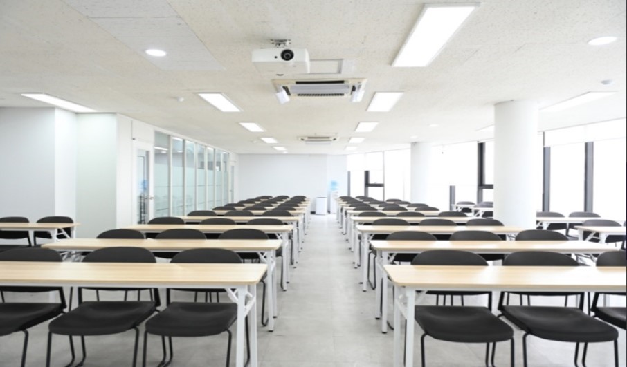 스페이스쉐어 서울역2센터 홀 전경, 기업 교육 및 행사를 위한 쾌적한 내부 시설