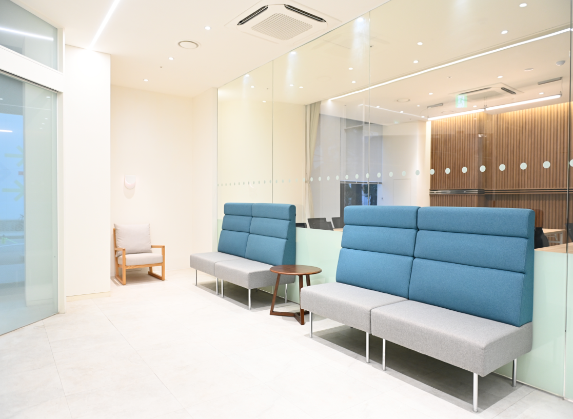 스페이스쉐어 삼성역센터 1층 라운지, 행사 대기 및 휴식이 가능한 깔끔한 커뮤니티 공간