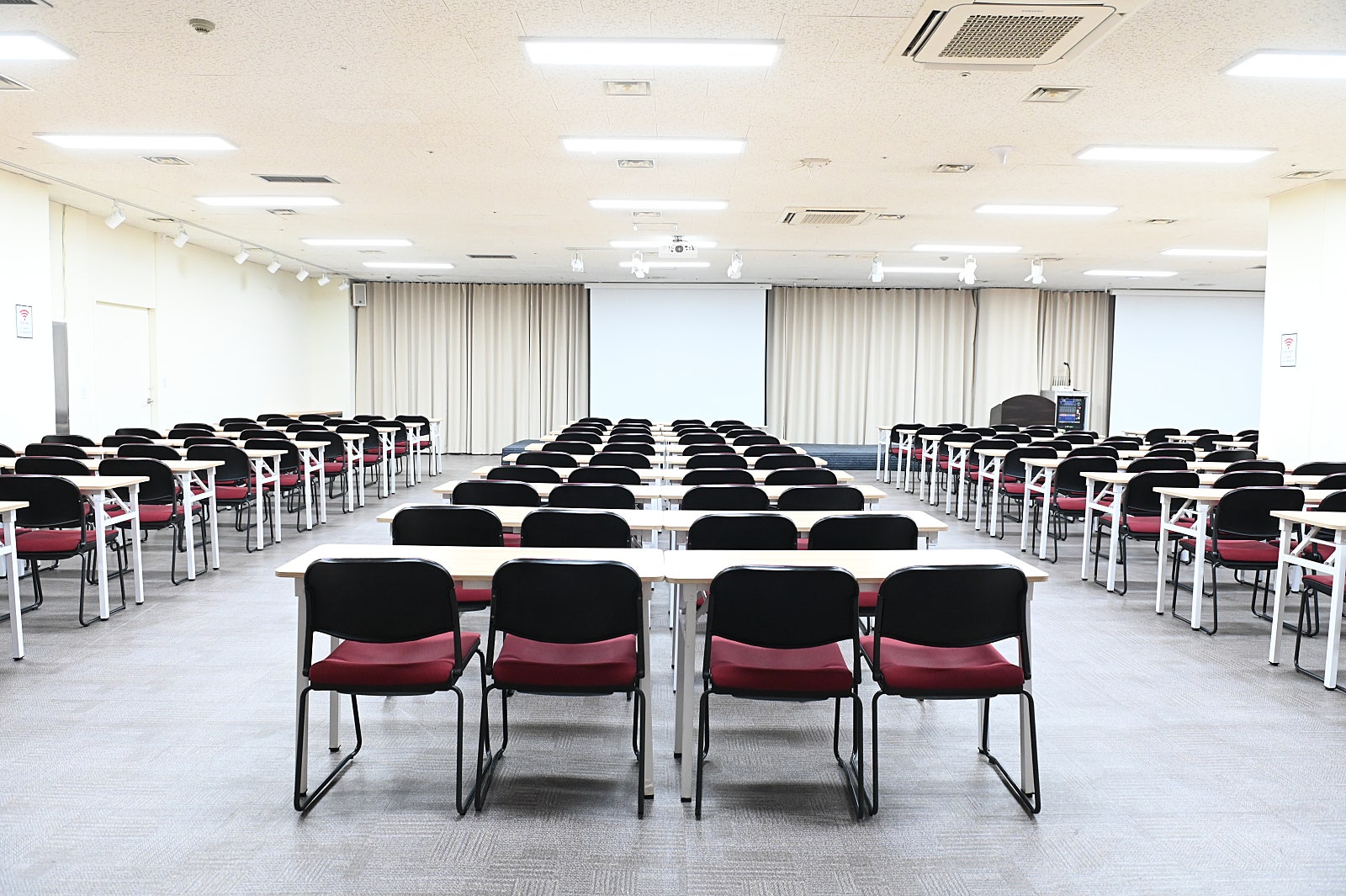 스페이스쉐어 삼성역센터 갤럭시홀 정면, 강연자 단상 및 듀얼 스크린 시설, 200명 행사 가능 대형홀