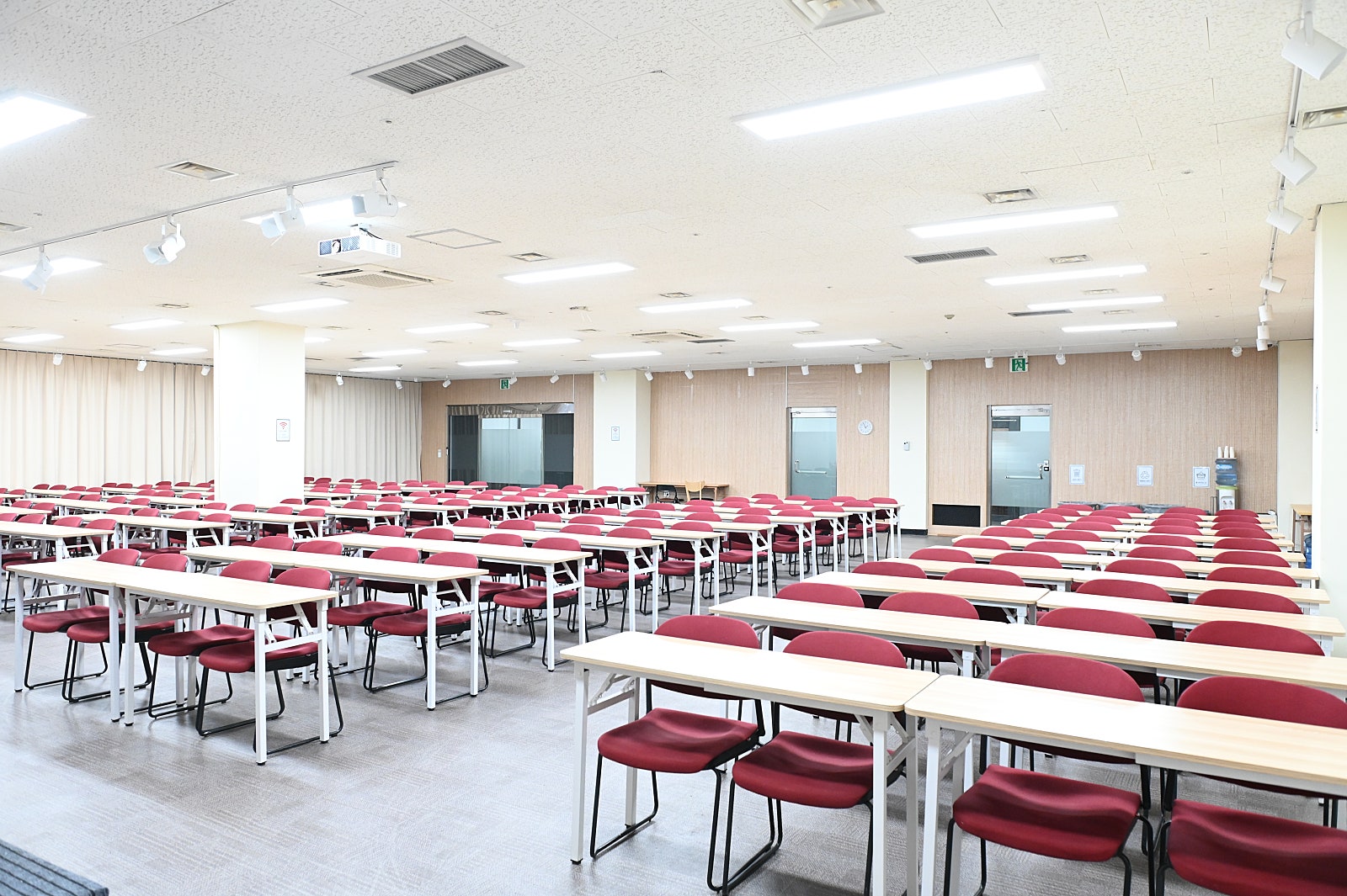 스페이스쉐어 삼성역센터 갤럭시홀 강의용 좌석 배치, 교육생 집중도를 높이는 책상 배열 및 강의장 내부