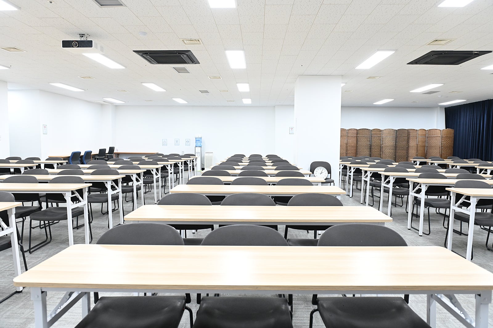 삼성역센터 델피노홀 좌석 배치, 교육생 집중도를 높이는 책상 배열 및 강의장 내부