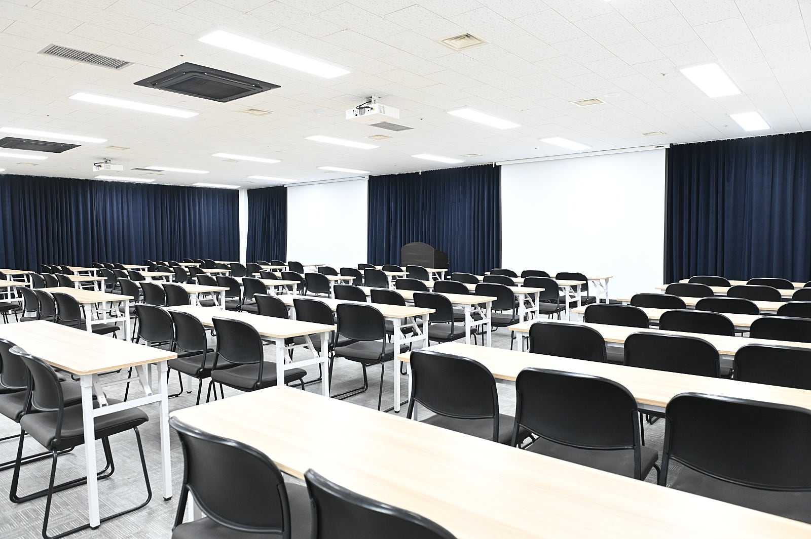 삼성역센터 델피노홀 좌측면, 150명 수용 가능한 대형 강의장 및 기업 행사 홀