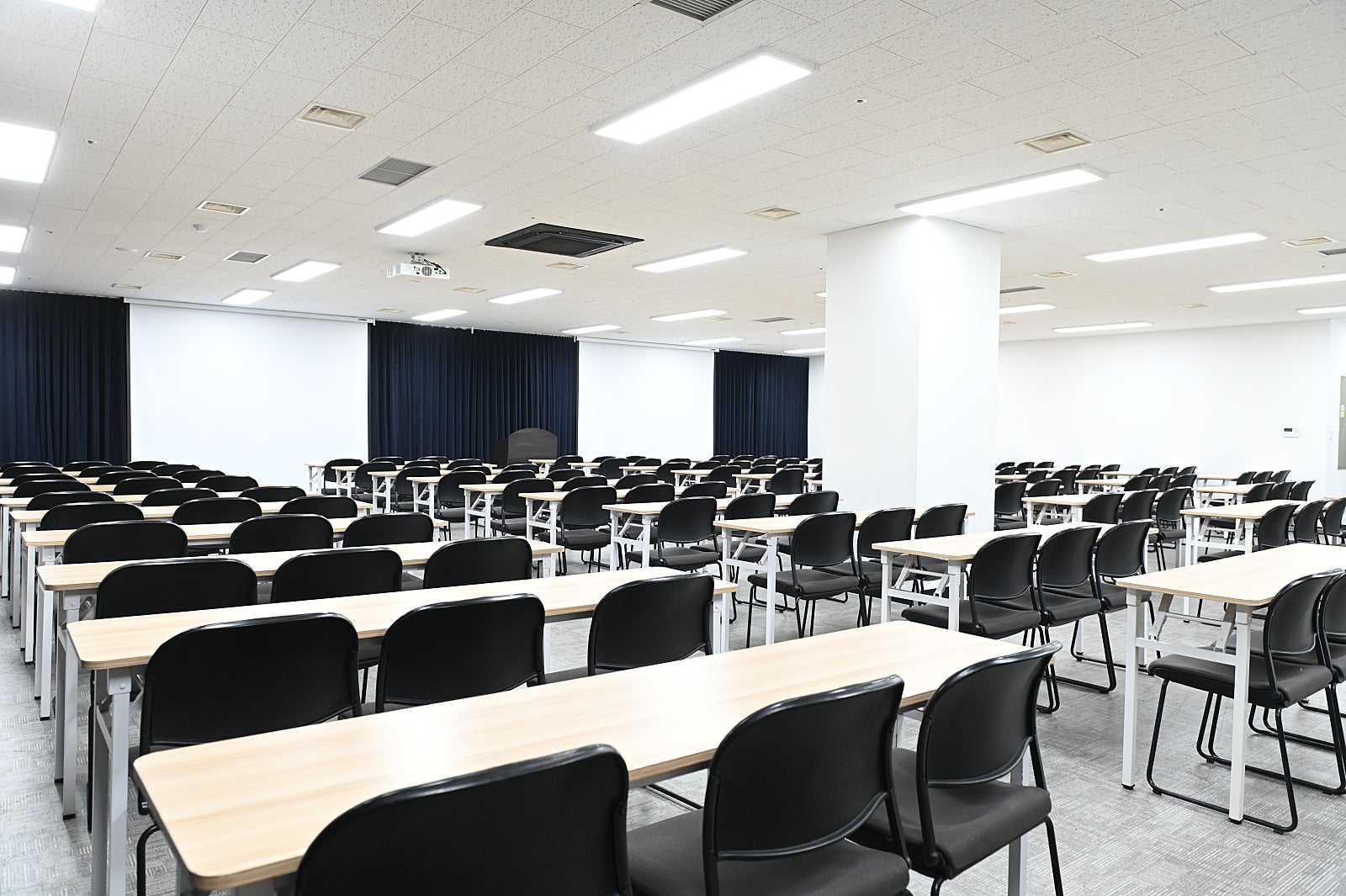 삼성역센터 델피노홀, 강연자 단상 및 듀얼 스크린 시설, 150명 수용 대형홀