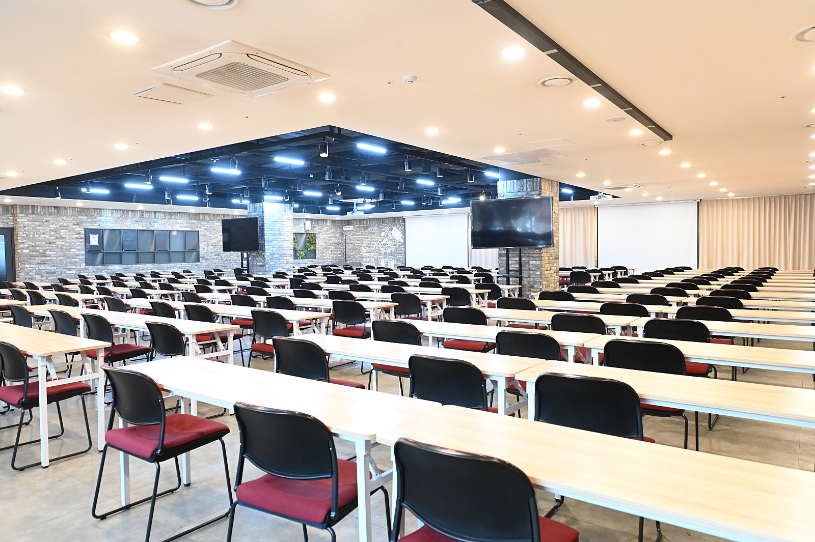 스페이스쉐어 삼성역센터 리젠시홀 측면, 300명 행사 가능 대형홀, 교육, 강의, 기업 행사 홀