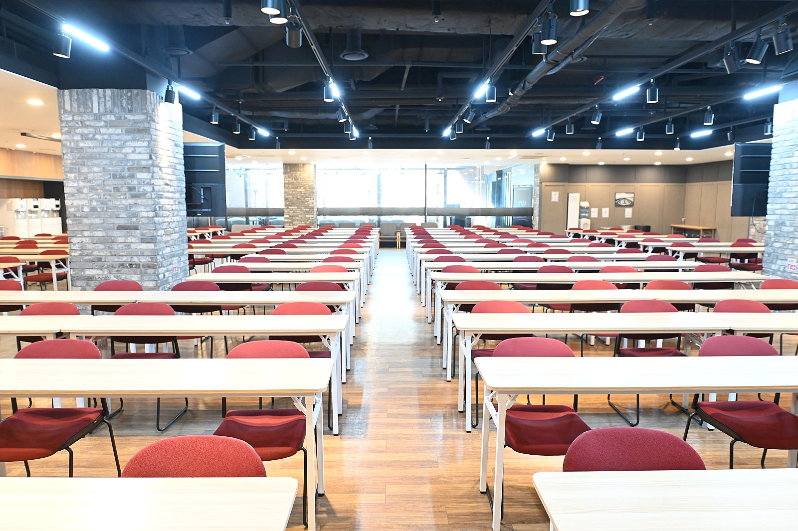 스페이스쉐어 삼성역센터 리젠시홀 강의용 좌석 배치, 교육생 집중도를 높이는 책상 배열 및 강의장 내부