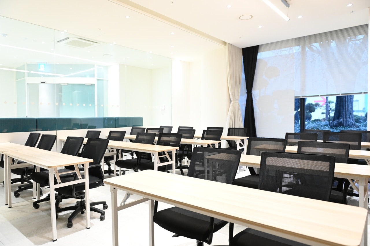 스페이스쉐어 삼성역센터 스페이스1룸 우측면 좌석전경, 넓은 책상 배치 및 프리미엄 의자 갖춰진 교육 환경