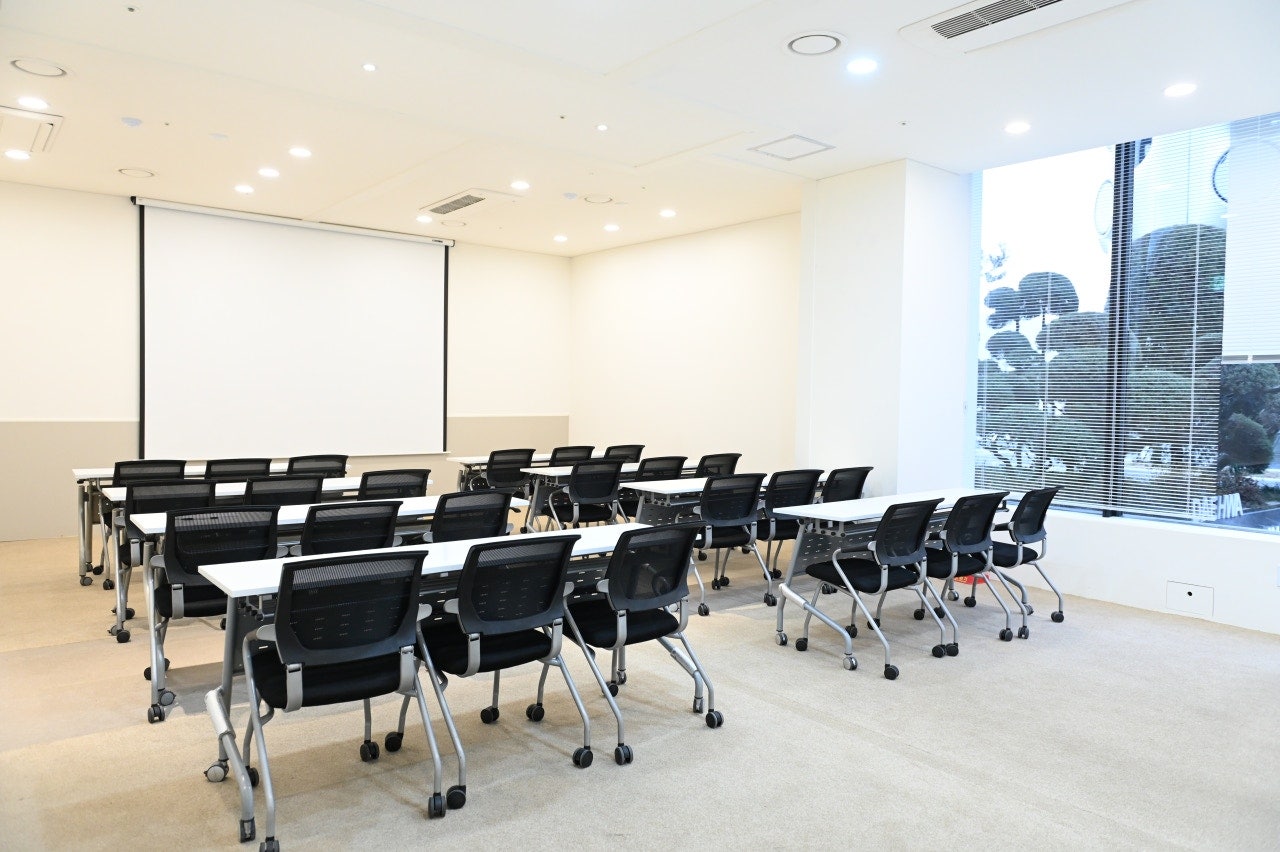 스페이스쉐어 삼성역센터 스페이스2룸 정면, 스크린 시설, 28명 수용 면접 및 평가, 심사, 교육 행사룸