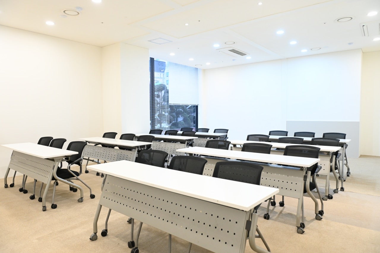 스페이스쉐어 삼성역센터 스페이스2룸 강의용 좌석 배치, 교육생 집중도를 높이는 책상 배열 및 강의장 내부