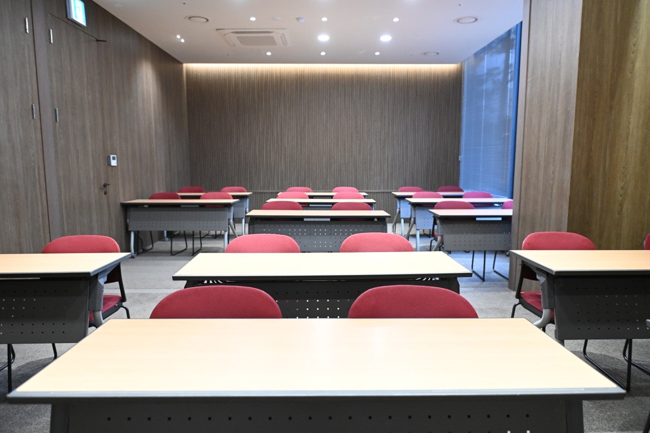 삼성역센터 스페이스3룸 강의용 좌석 배치, 교육생 집중도를 높이는 책상 배열 및 강의장 내부