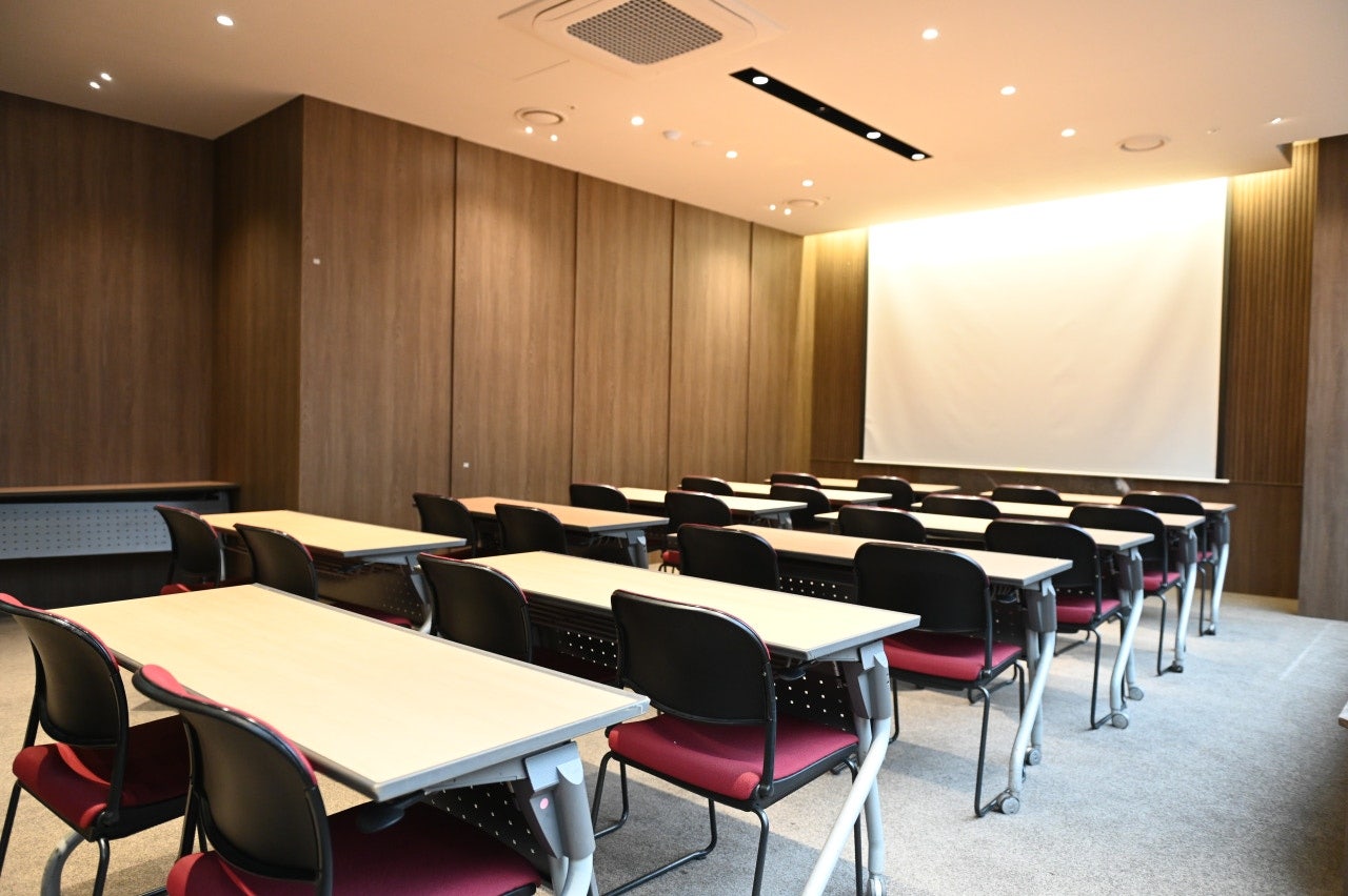 삼성역센터 스페이스4룸 강의용 좌석 배치, 교육생 집중도를 높이는 책상 배열 및 강의장 내부