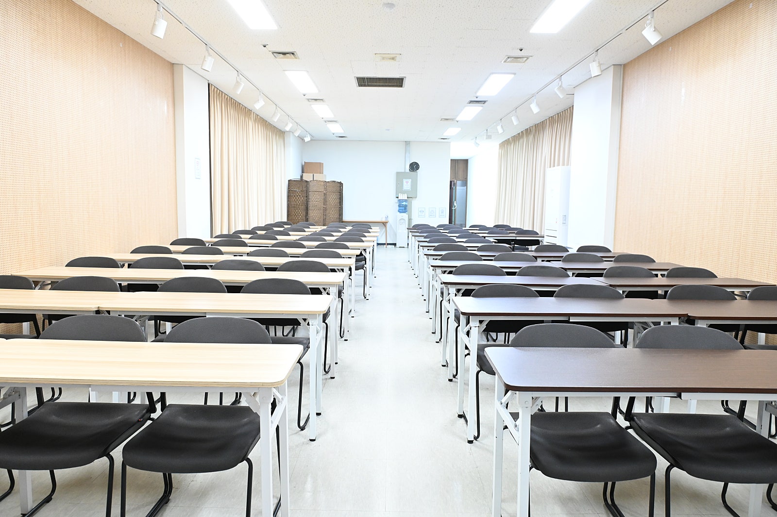 스페이스쉐어 삼성역센터 컨퍼런스B룸 강의용 좌석 배치, 교육생 집중도를 높이는 책상 배열 및 강의장 내부