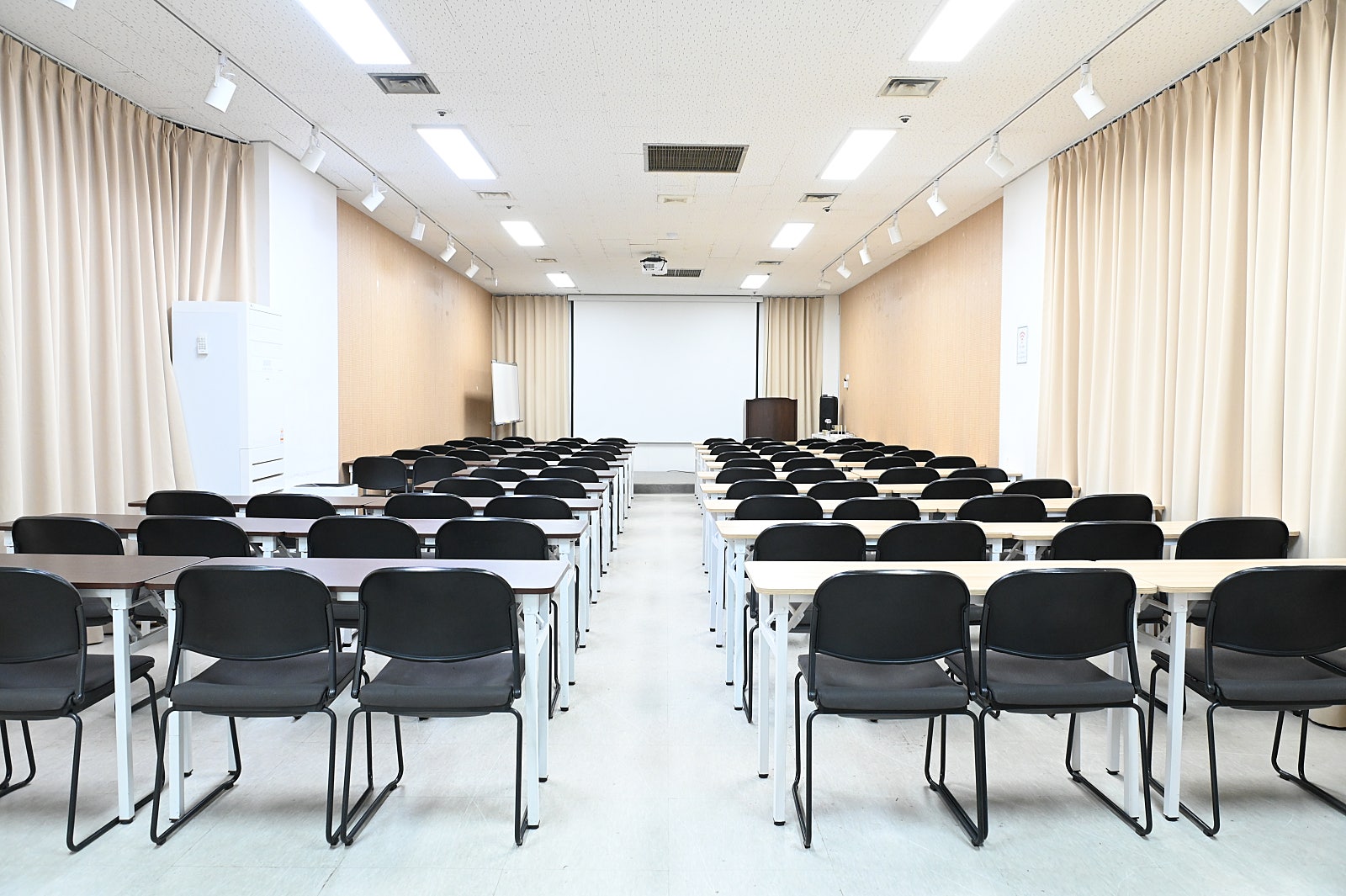 스페이스쉐어 삼성역센터 컨퍼런스B룸 정면, 강연자 단상 및 스크린 시설, 60명 수용 중형홀