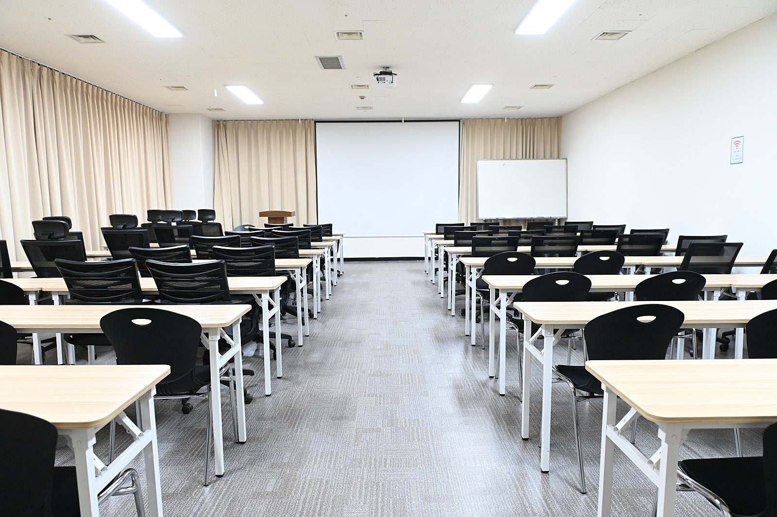 삼성역센터 컨퍼런스C룸 정면, 강연자 단상 및 스크린 시설, 60명 수용 강의장 및 기업 행사 홀