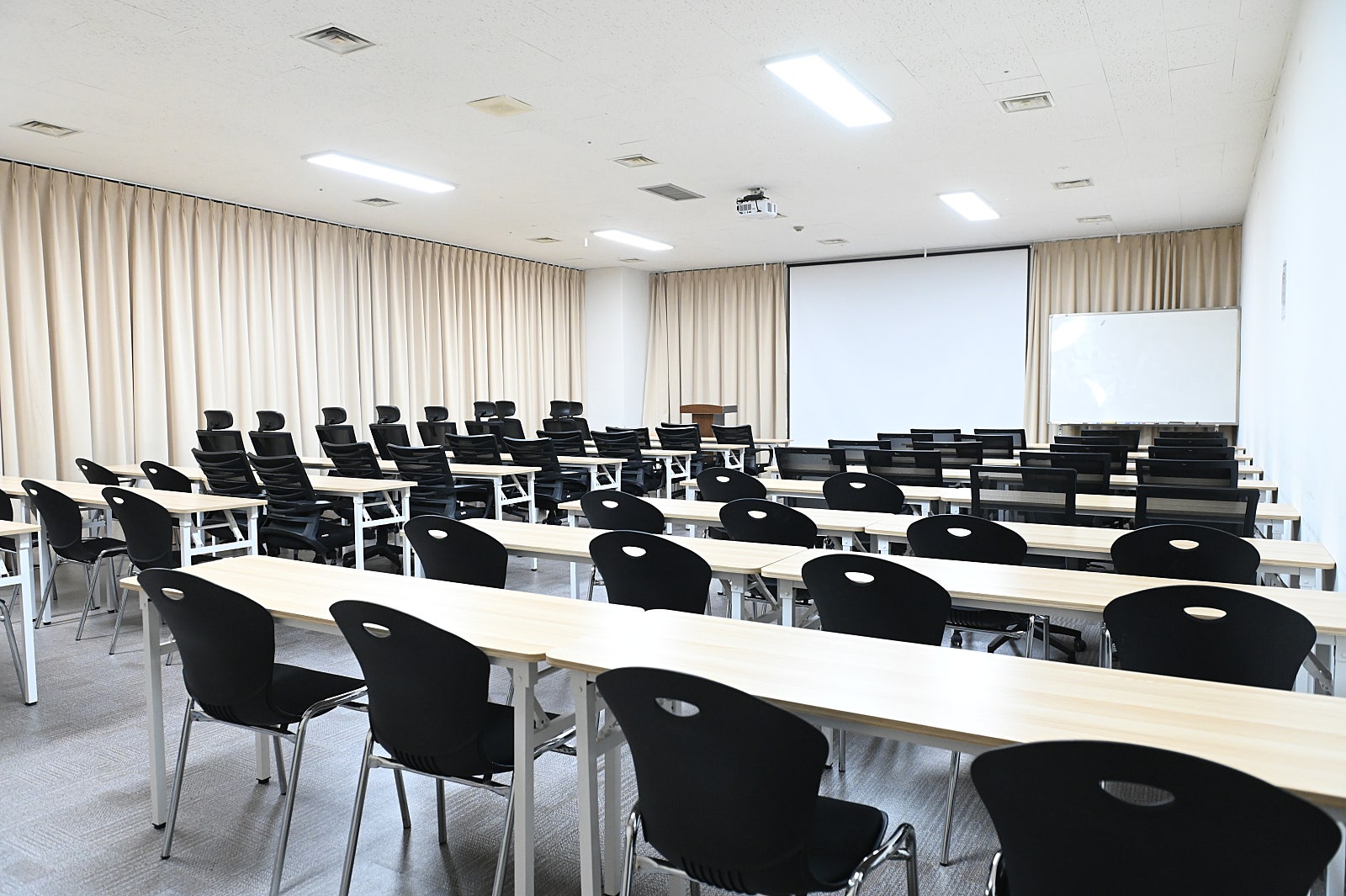 삼성역센터 컨퍼런스C룸 좌석 배치, 교육생 집중도를 높이는 책상 배열 및 강의장 내부, 60명 수용 교육실 강의장