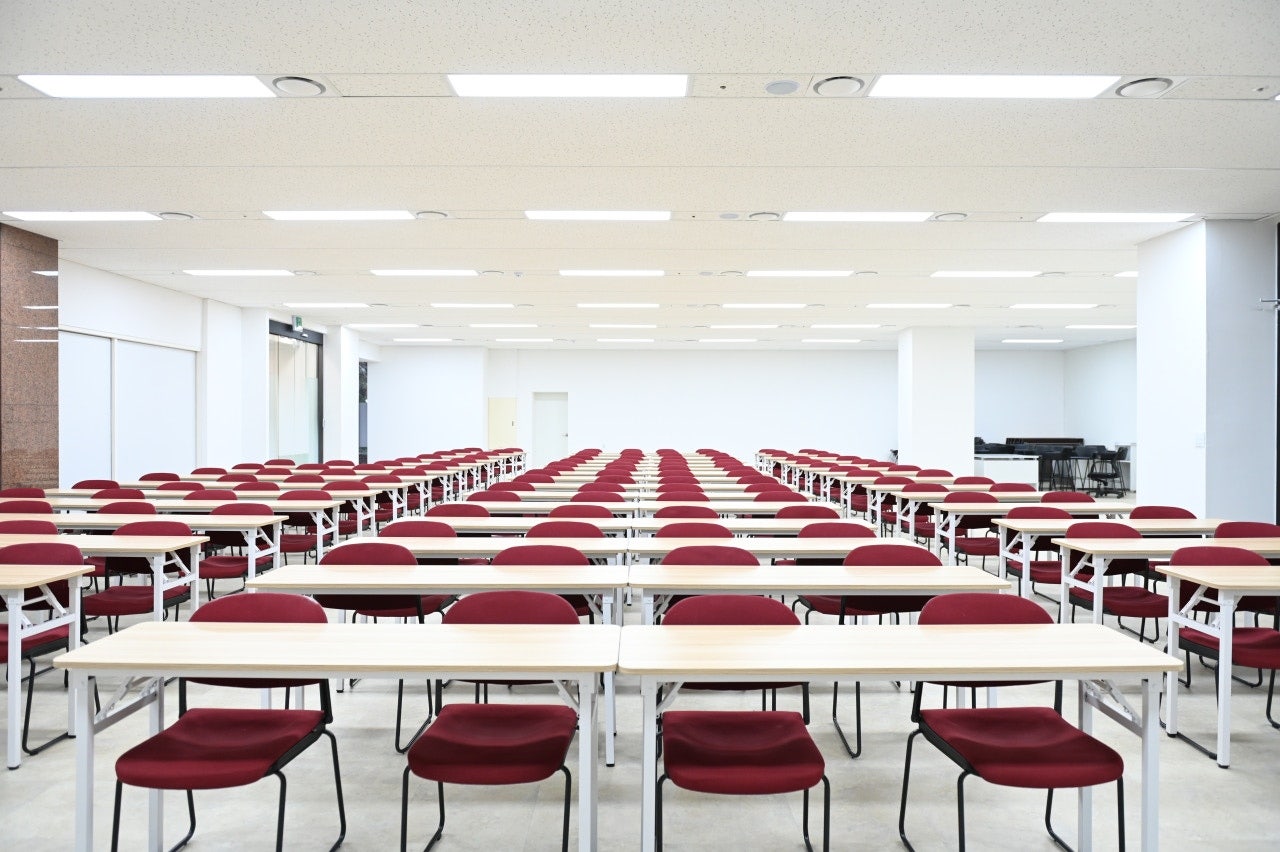 스페이스쉐어 삼성역센터 하모니홀 좌석 배치, 교육생 집중도를 높이는 책상 배열 및 강의장 내부, 150명 수용 가능한 대형 강의장 및 이벤트 공간