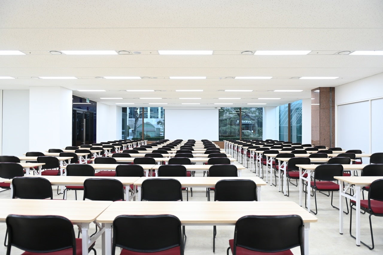 스페이스쉐어 삼성역센터 하모니홀 정면, 강연자 단상 및 스크린 시설, 150명 수용 대형홀