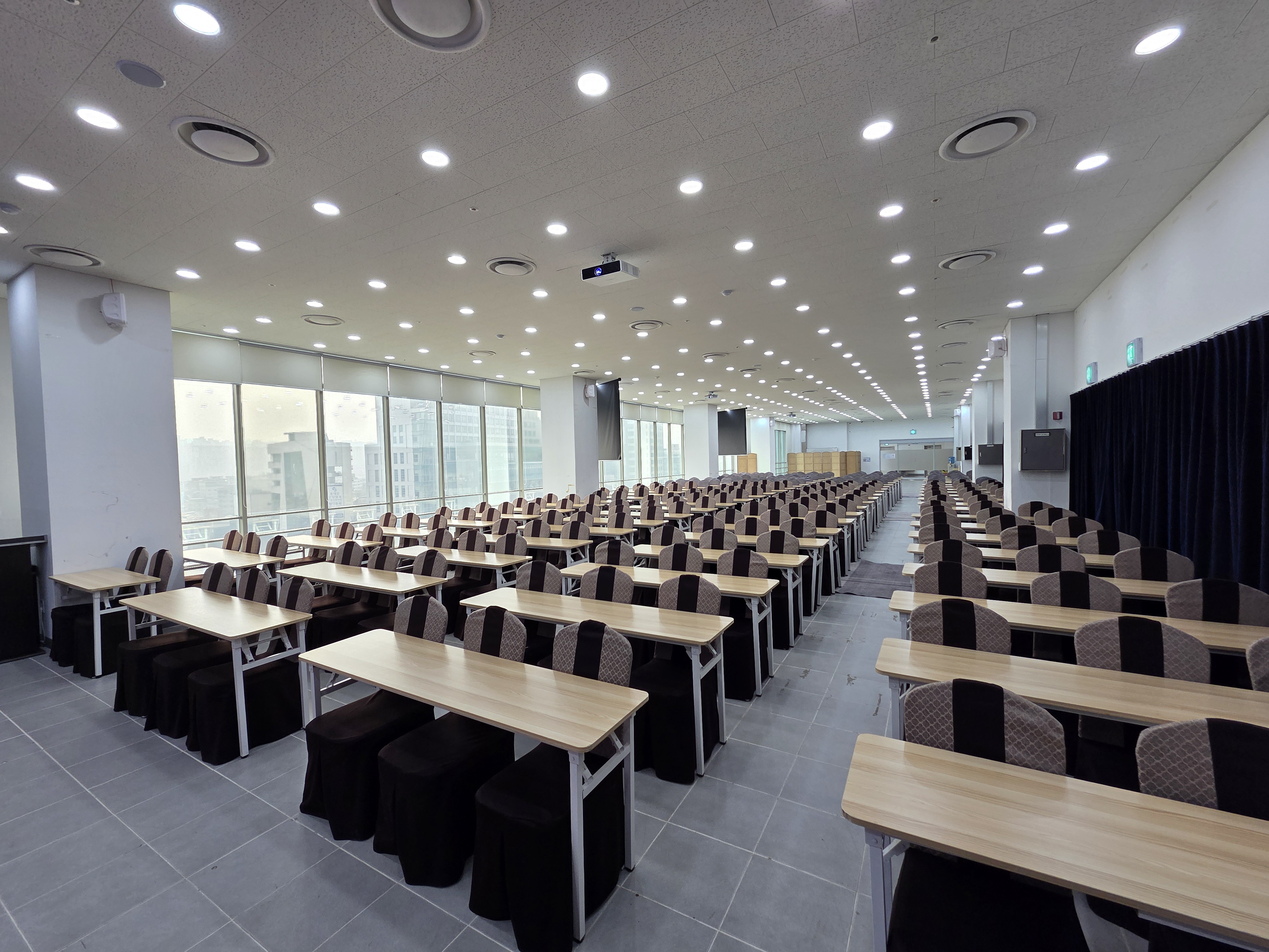 서울중부(ddp)센터 스카이홀 정면우측에서 본 강의실