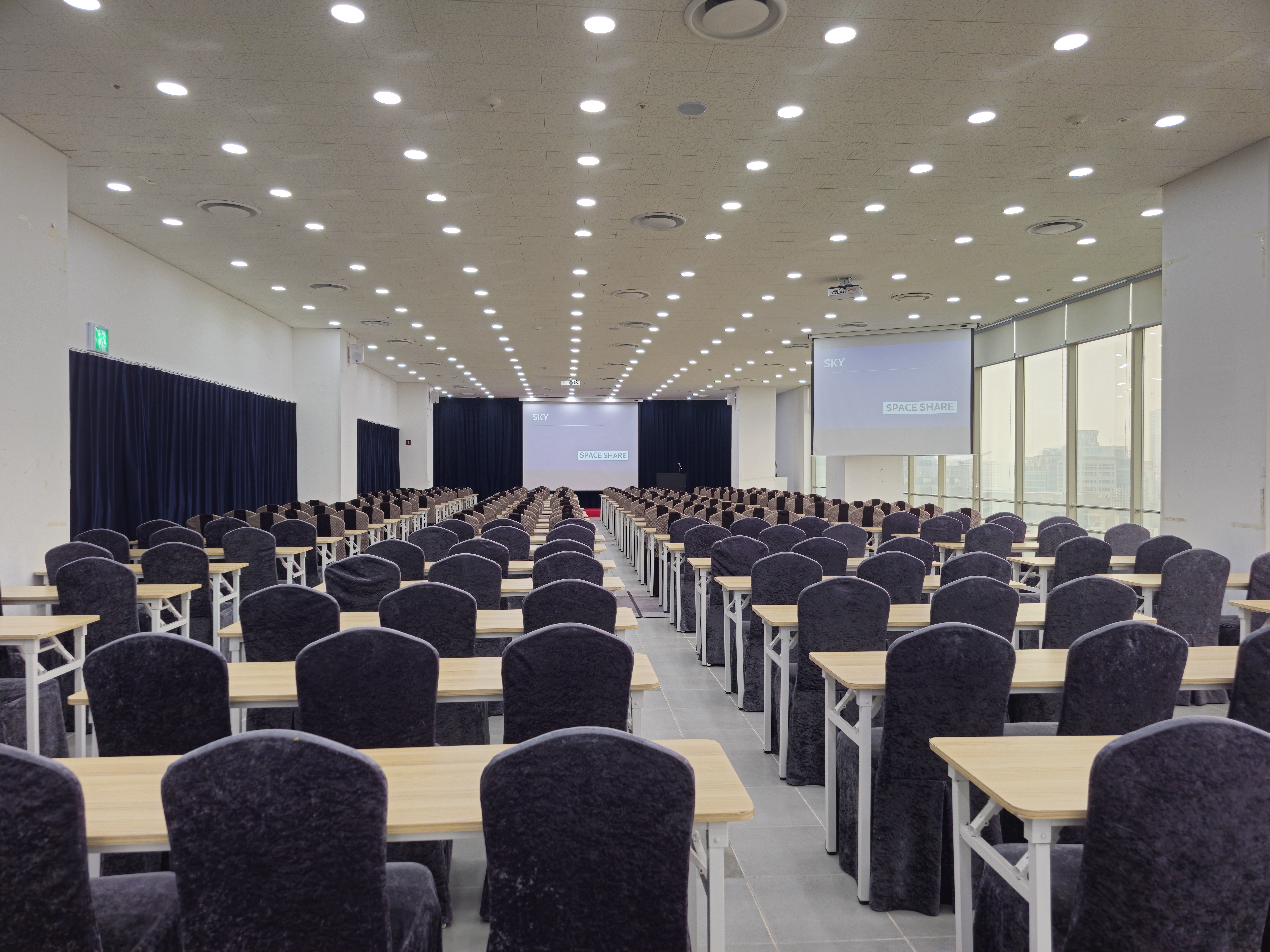 서울중부(ddp)센터 9층 스카이홀 후면 중앙에서 바라본 교육장, 스크린