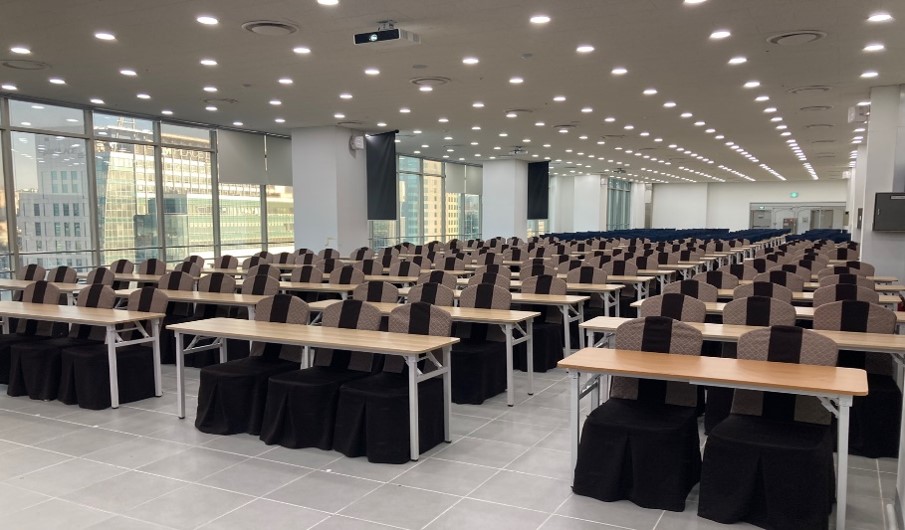 스페이스쉐어 9층 스카이홀의 깔끔하게 세팅된 모습