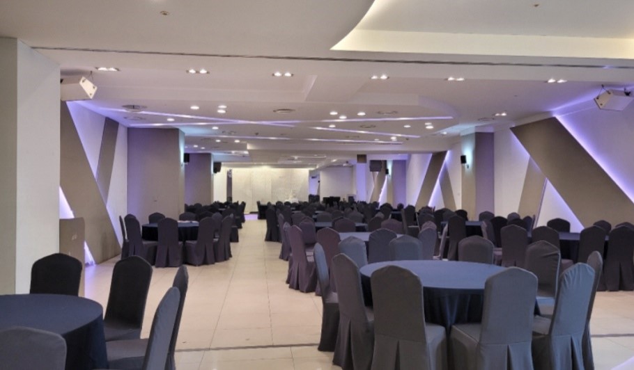 스페이스쉐어 서울중부센터 8층 에메랄드홀의 연회형 세팅 모습