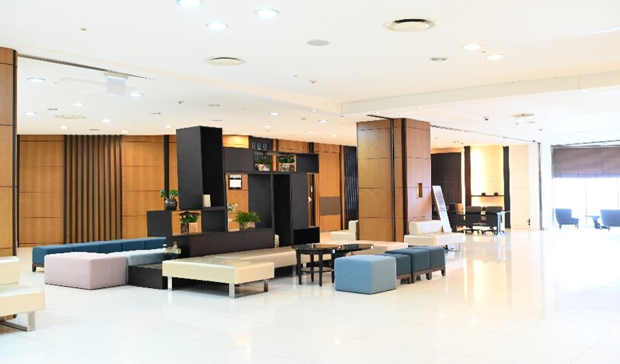 스페이스쉐어 서울중부센터 8층의 100평 규모의 대형 로비 전경