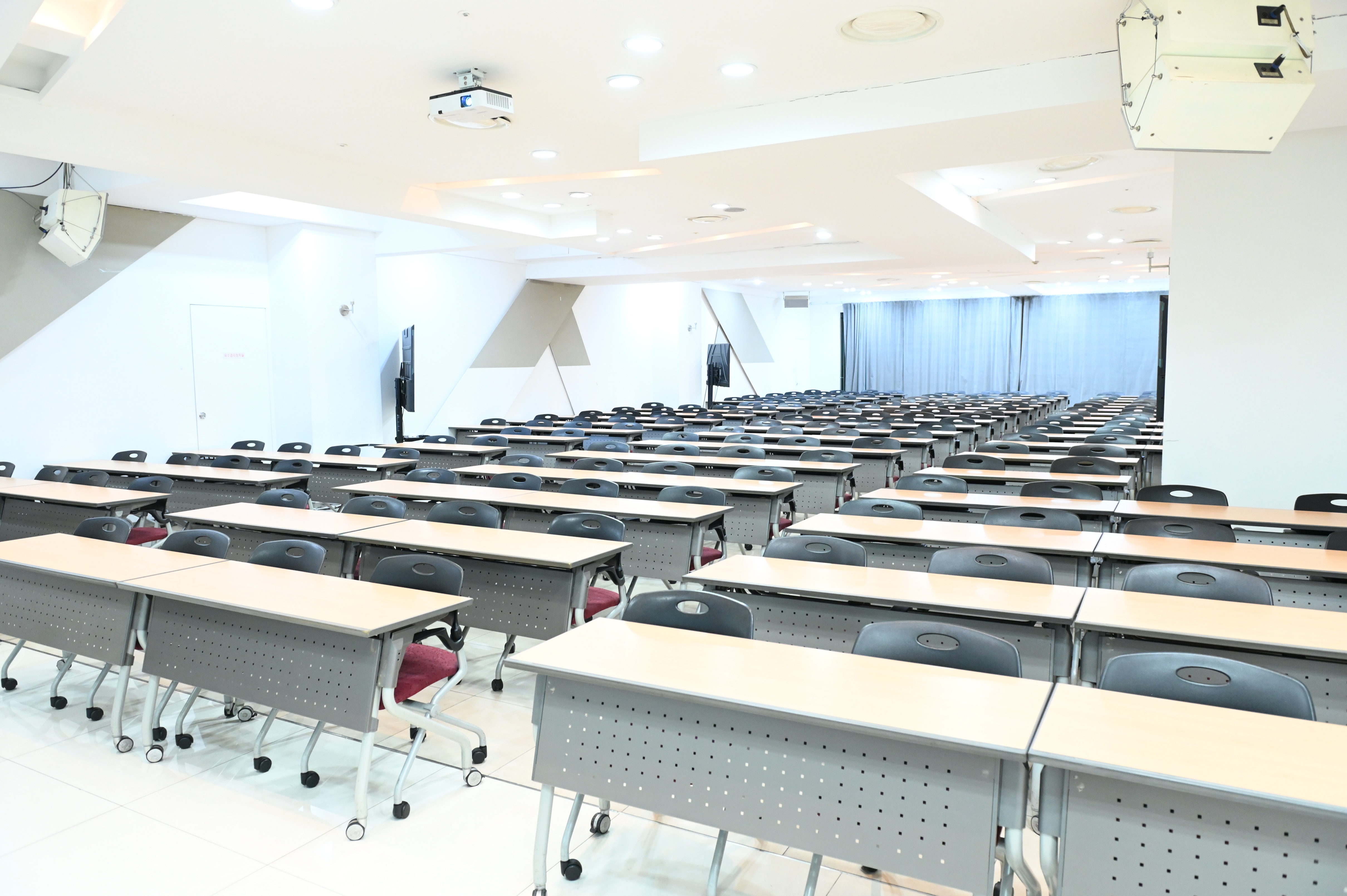 서울중부(ddp)센터 에메랄드홀 앞에서본 강의장(무빙월 친 상태)