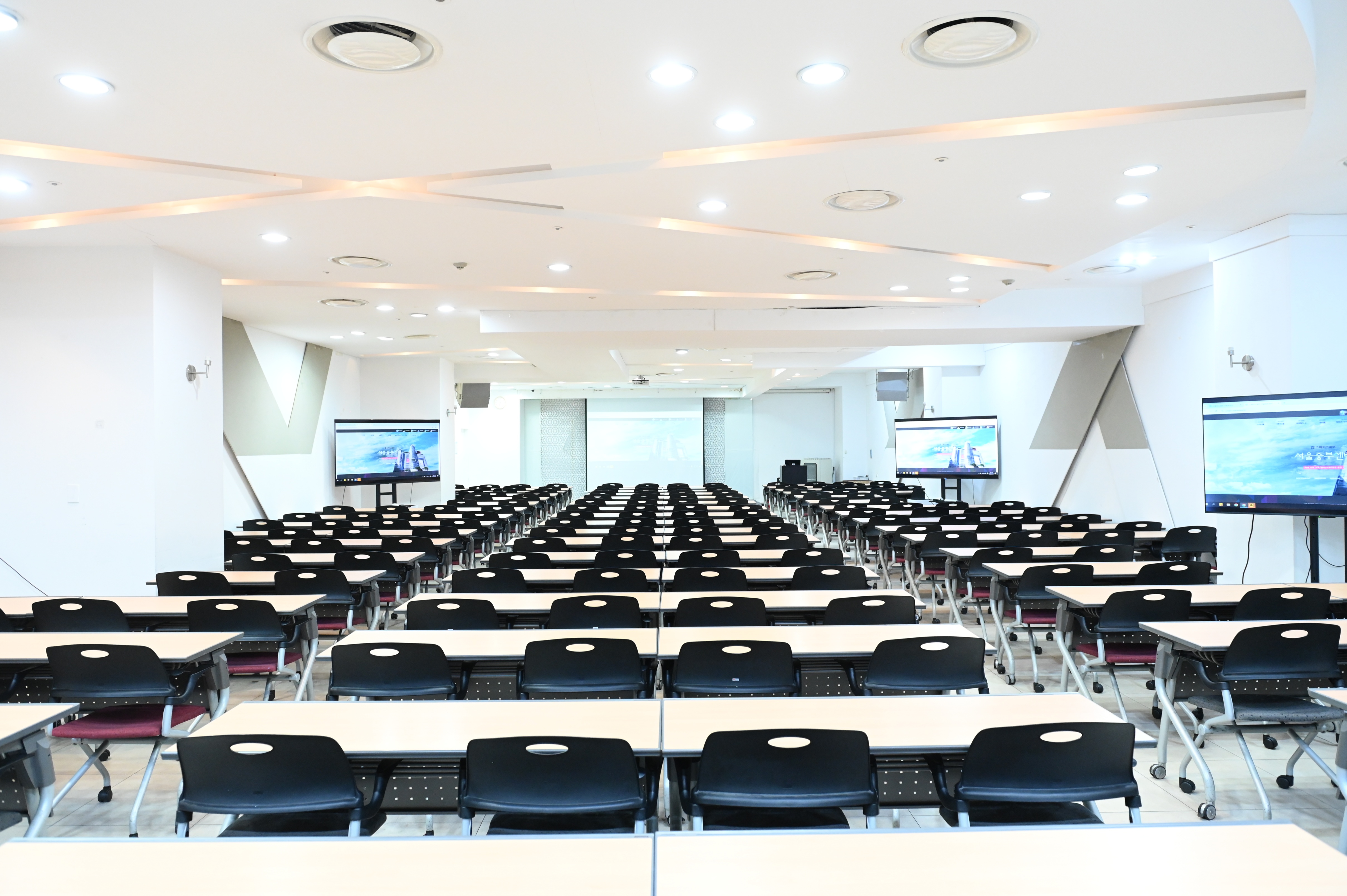 서울중부(ddp)센터 에메랄드홀 앞 정면 사진(무빙월 미사용상태)